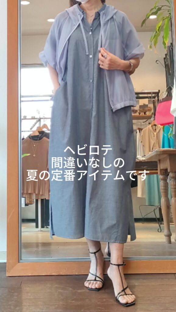 後ろ姿がかわいいワンピース💙💜💙リボンってやっぱり心惹かれますね💕💕💕