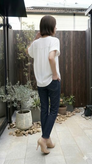 Woman_posing_backwards_202604021856 (1)