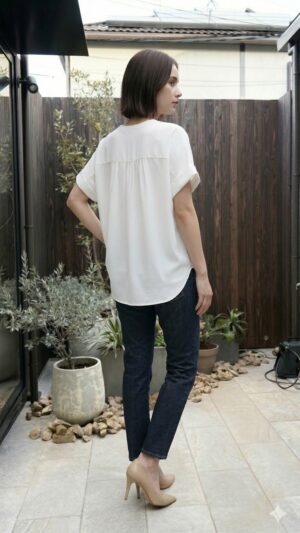 Woman_posing_backwards_202604021856