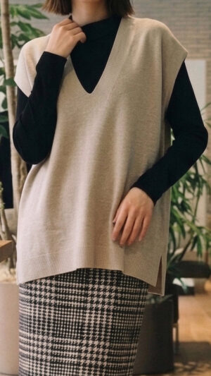 Vネックのウール混ニットベスト